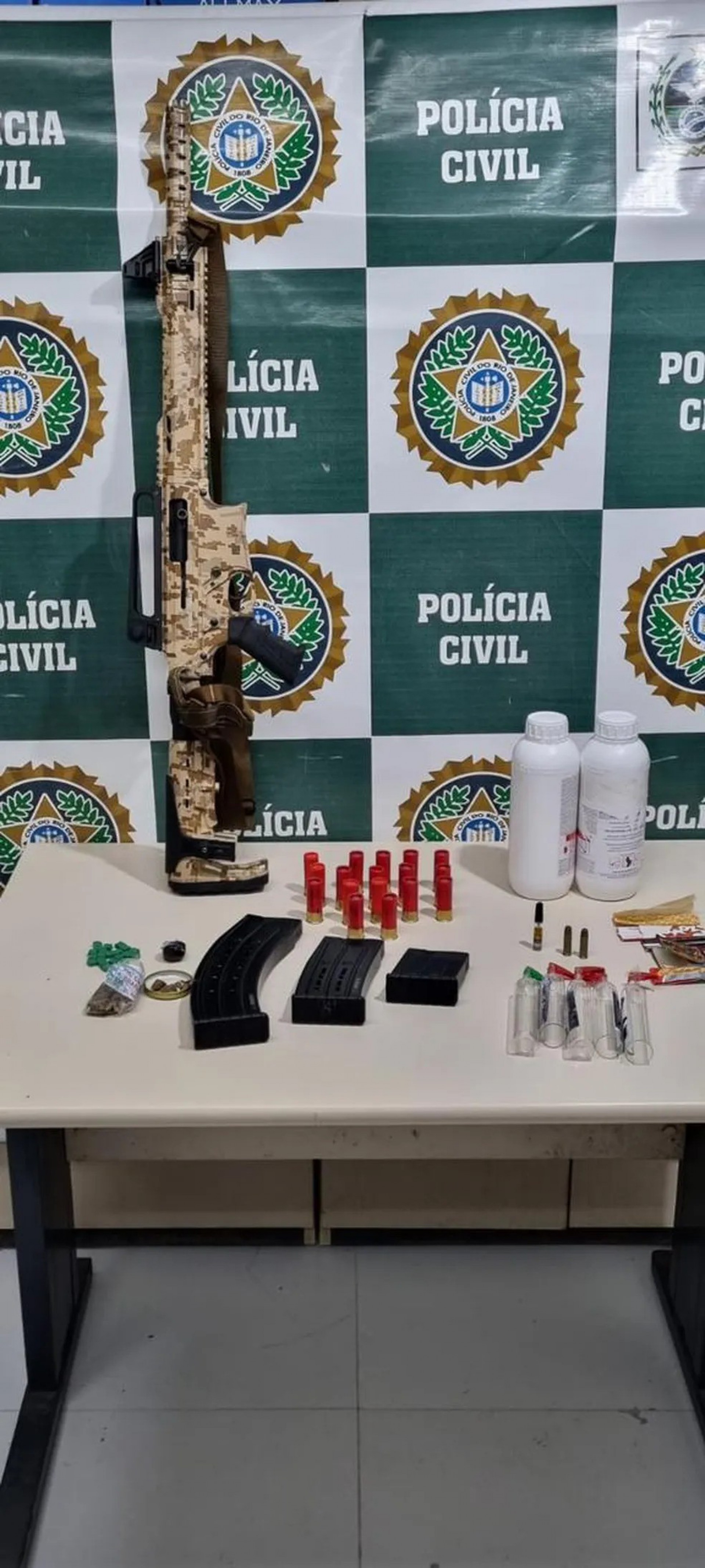 As drogas e a arma foram apreendidas na casa alugada pelo rapper Orochi, em Búzios  - Divulgação