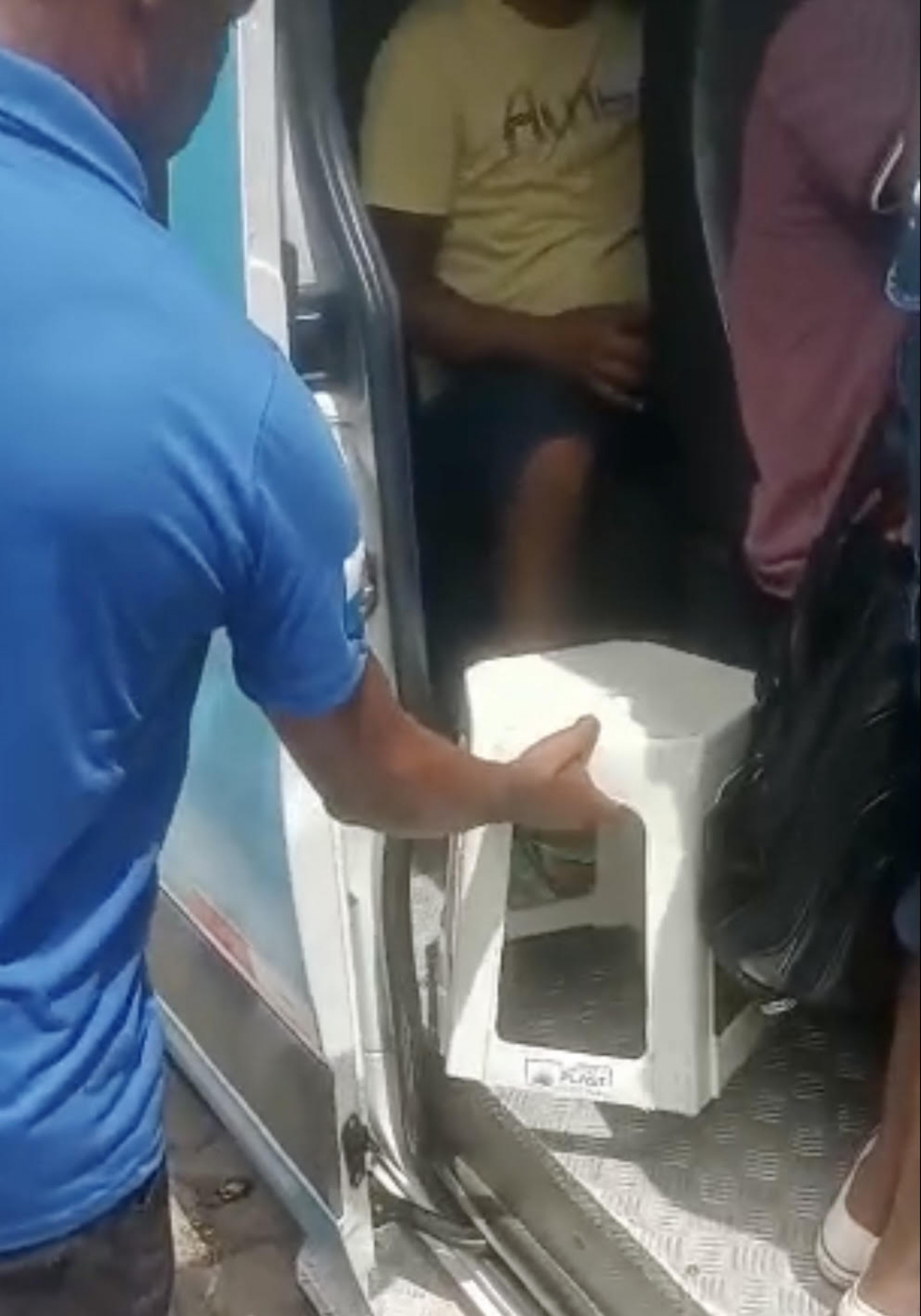 T&Aacute; CURIOSO! Banquinho de pl&aacute;stico &eacute; colocado em van para passageiros
