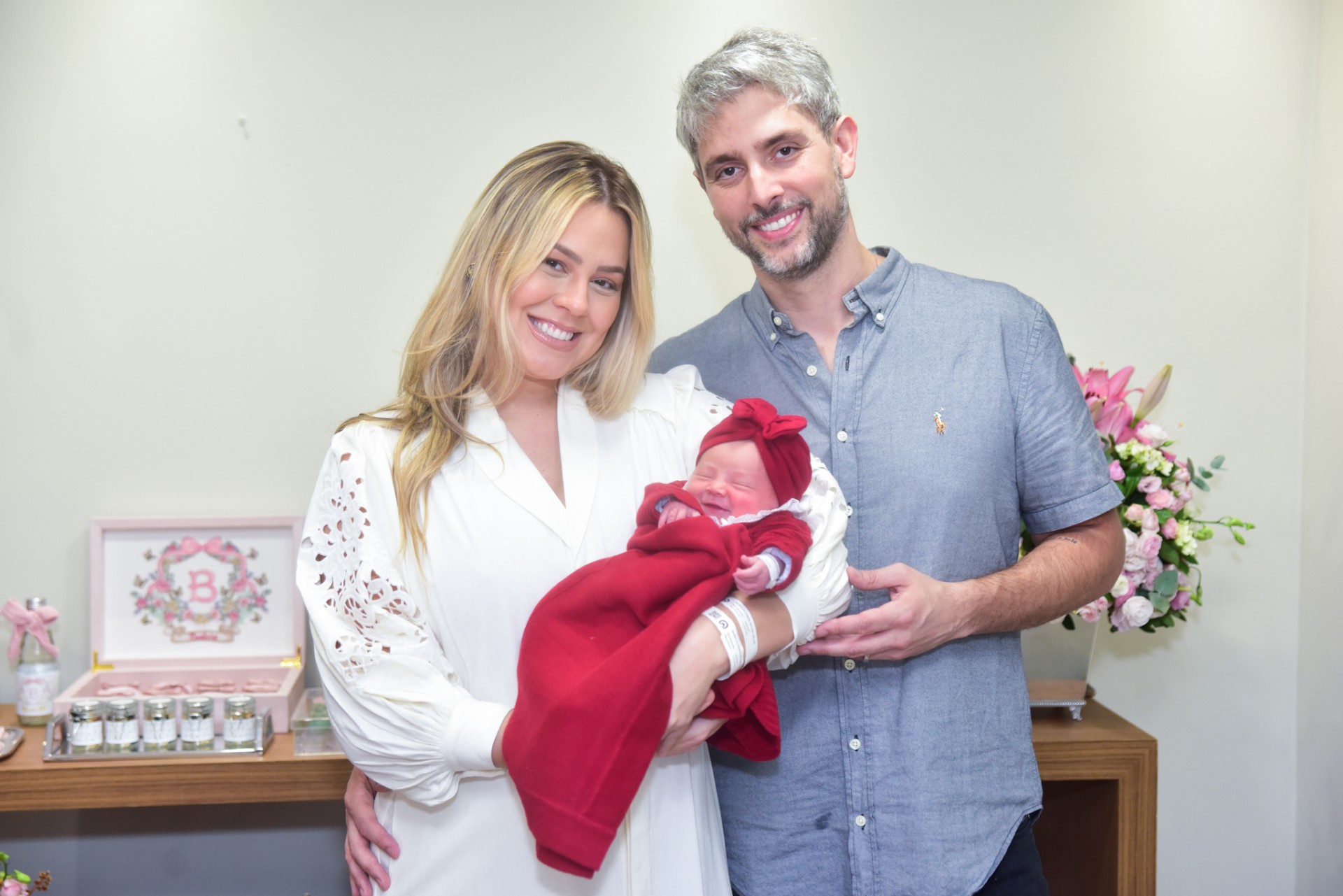 Isabella Cecchi deixou maternidade com a filha recém-nascida e o marido  - Foto: Leo Franco/AgNews