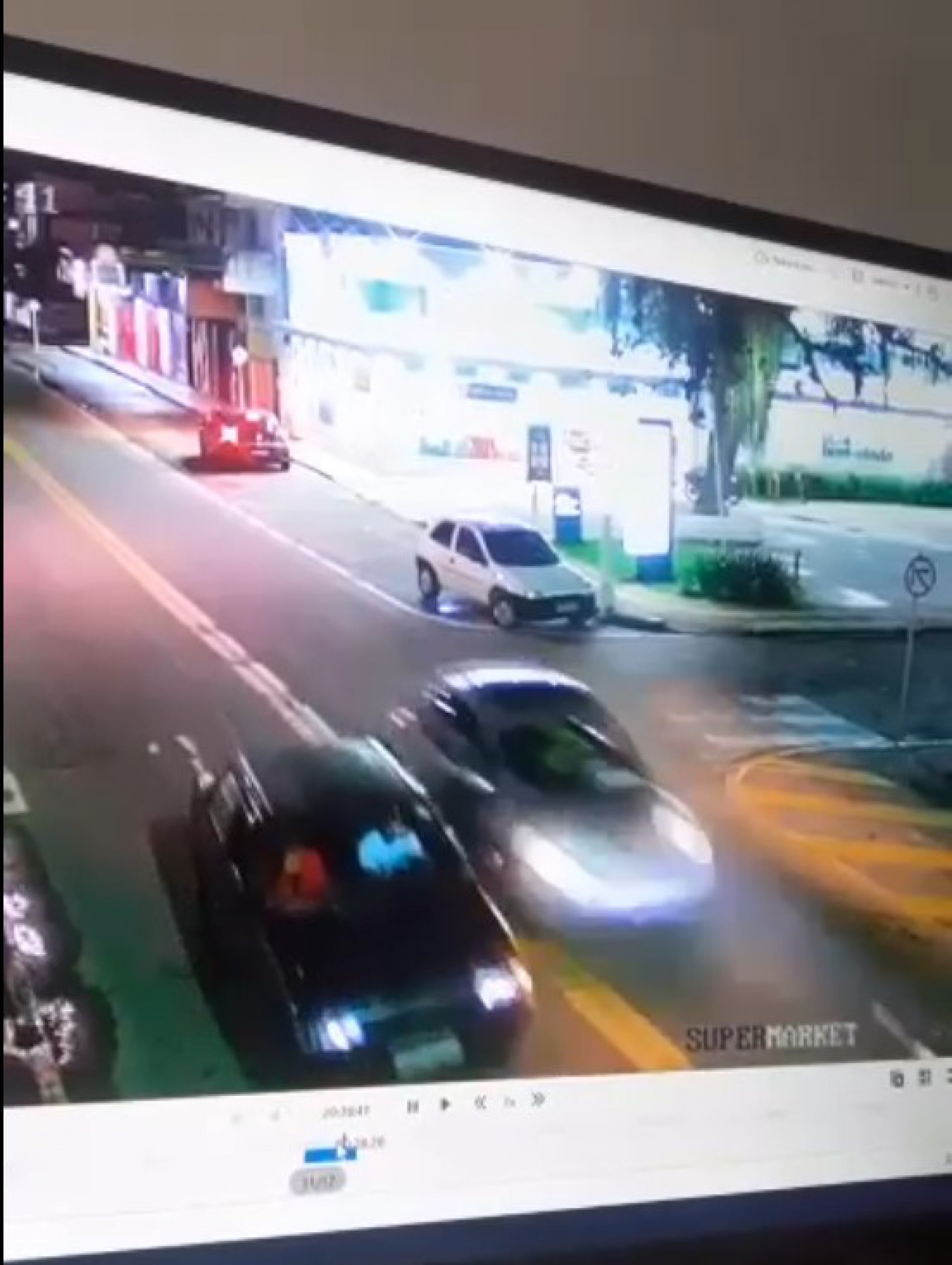 C&acirc;mera de um supermercado pr&oacute;ximo registrou o momento em que a condutora fez uma ultrapassagem proibida