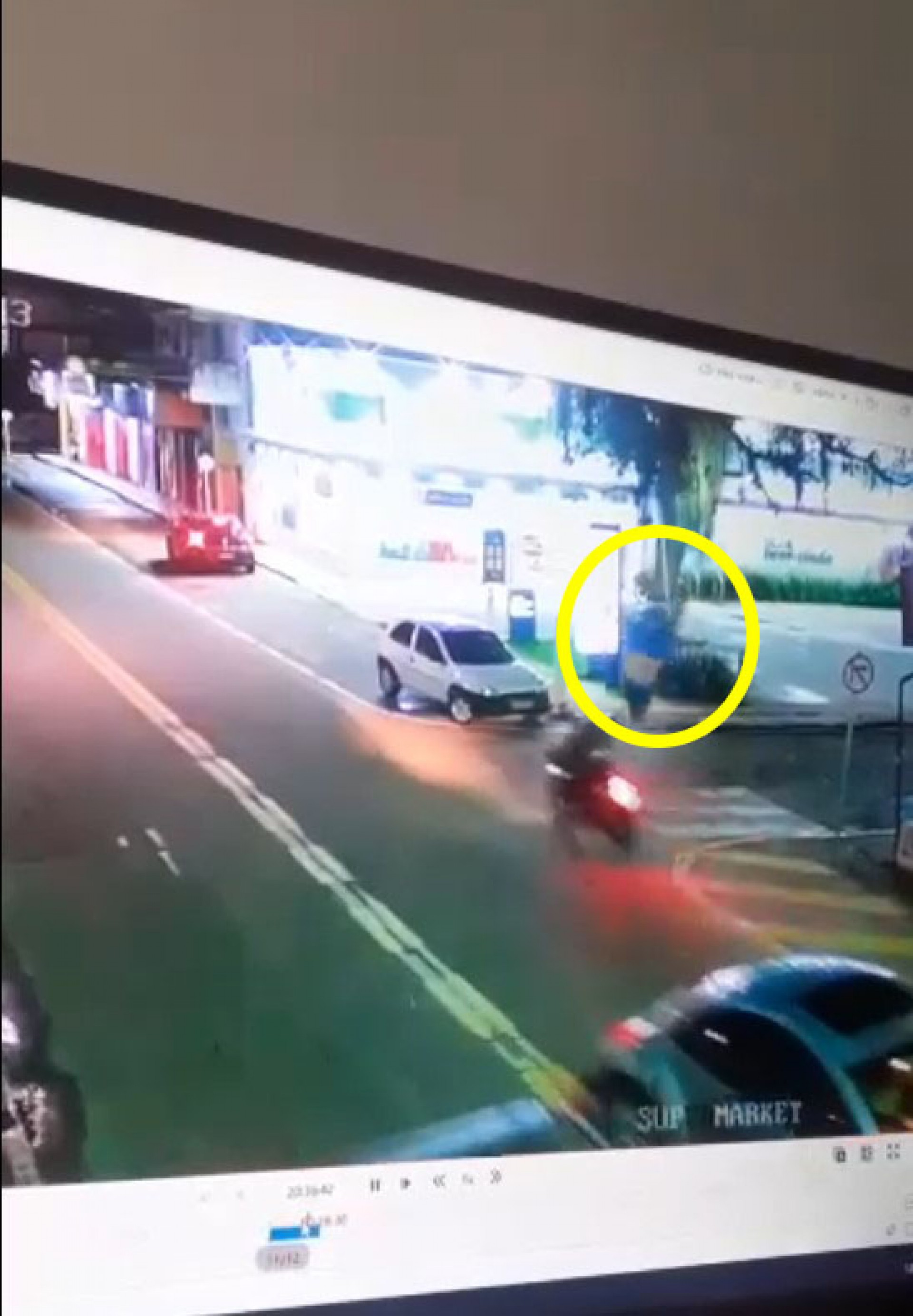 A elipse em amarelo foi feita pela reportagem para que o leitor veja com mais facilidade a altura em que a v&iacute;tima foi arremessada durante a colis&atilde;o