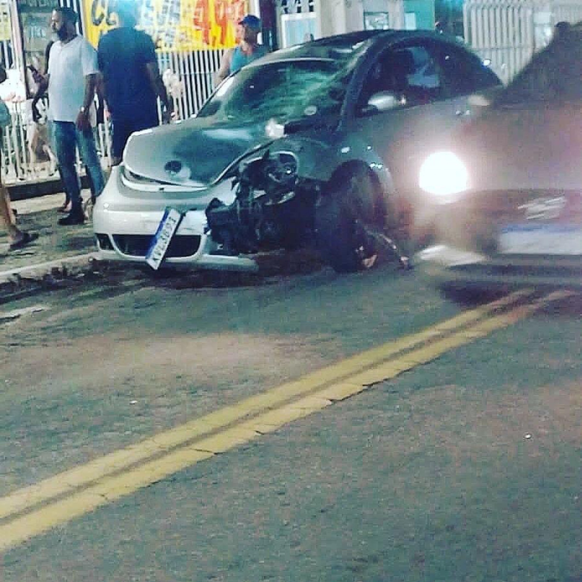 A frente do carro utilizado por Zilanda Genaio ficou destru&iacute;da durante a batida com a moto da v&iacute;tima