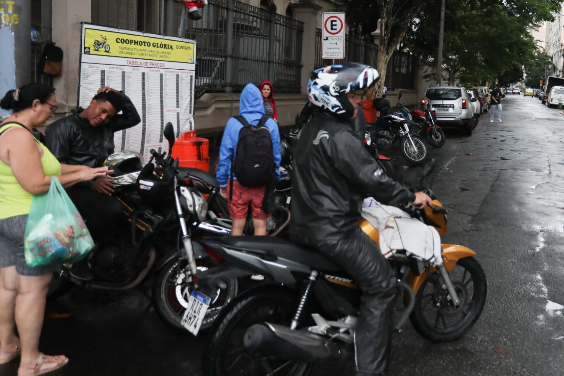 Prefeitura tem receio do Uber Moto atrapalhar trabalho de mototaxistas - Pedro Ivo / Agência O Dia