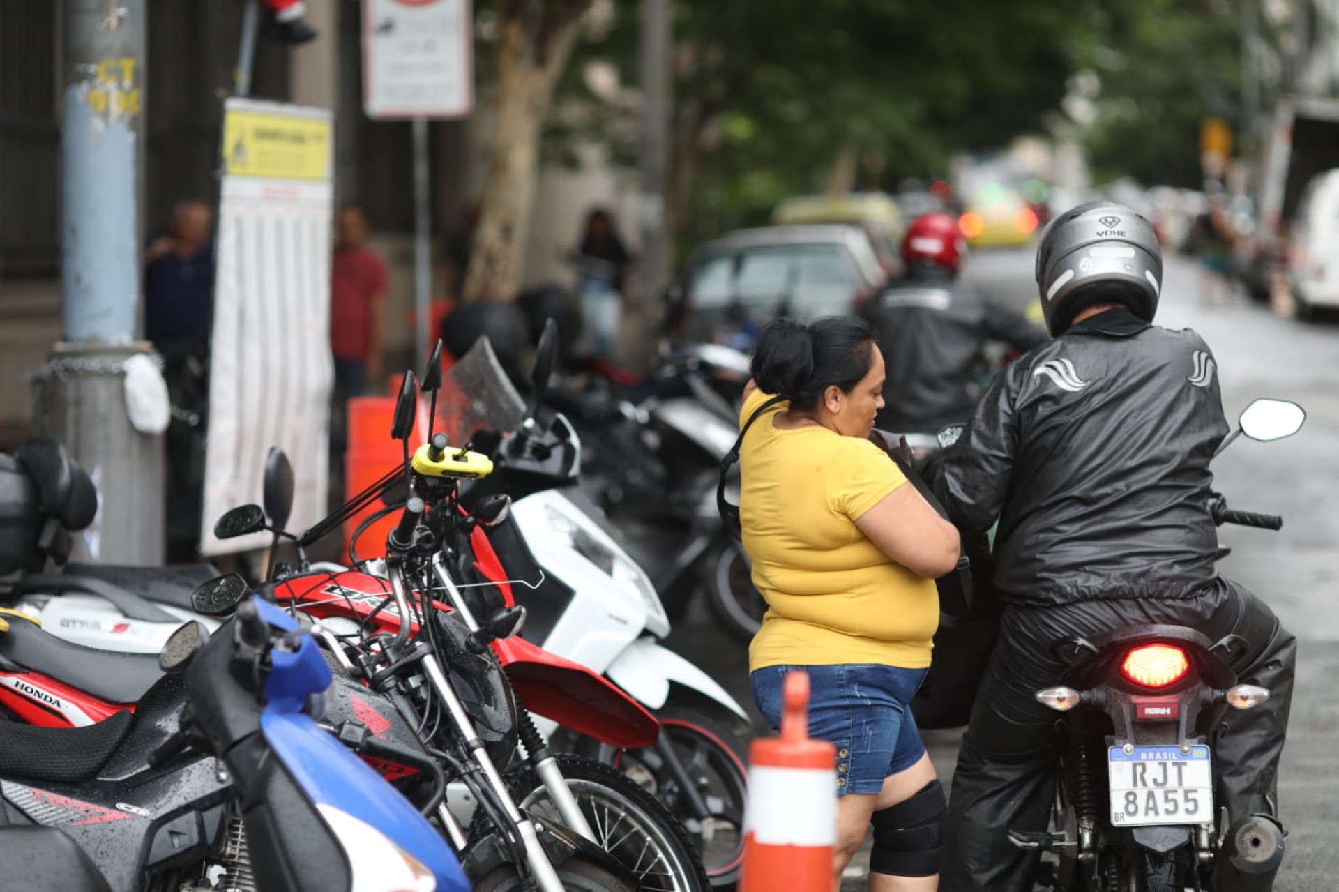 Prefeitura tem receio do Uber Moto atrapalhar trabalho de mototaxistas - Pedro Ivo / Agência O Dia