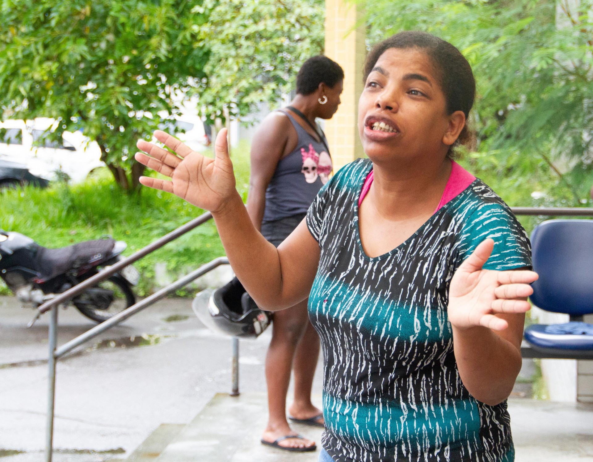 Movimentação no IML dos familiares do catador de lixo morto na CDD, zona oeste do Rio de Janeiro na manhã desta quinta-feira (05) após uma operação policial. Na foto, Denise Silva Ribeiro, 48 anos profissão serviços gerais, irmã do catador de recicláveis.  - Érica Martin/ Agência O Dia