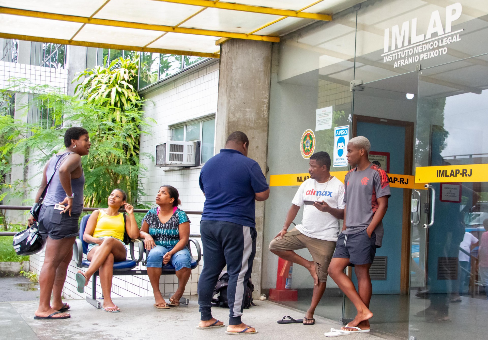 Movimentação no IML dos familiares do catador de lixo morto na CDD, zona oeste do Rio de Janeiro na manhã desta quinta-feira (05) após uma operação policial. - Érica Martin/ Agência O Dia