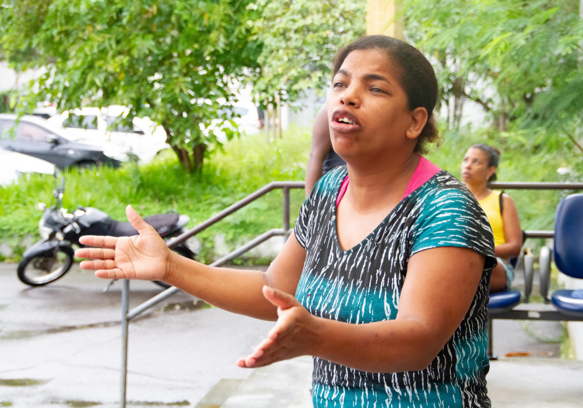 Movimentação no IML dos familiares do catador de lixo morto na CDD, zona oeste do Rio de Janeiro na manhã desta quinta-feira (05) após uma operação policial. Na foto, Denise Silva Ribeiro, 48 anos profissão serviços gerais, irmã do catador de recicláveis.  - Érica Martin/ Agência O Dia