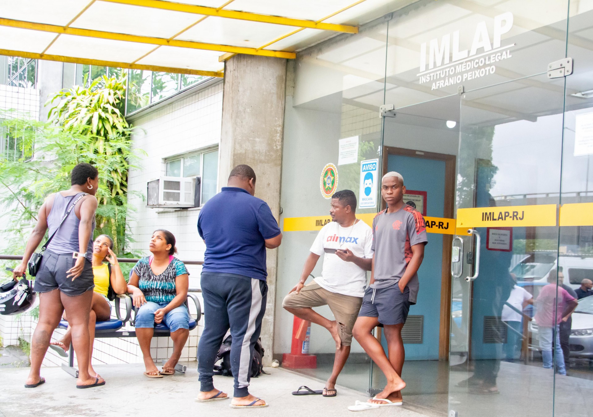 Movimentação no IML dos familiares do catador de lixo morto na CDD, zona oeste do Rio de Janeiro na manhã desta quinta-feira (05) após uma operação policial. - Érica Martin/ Agência O Dia