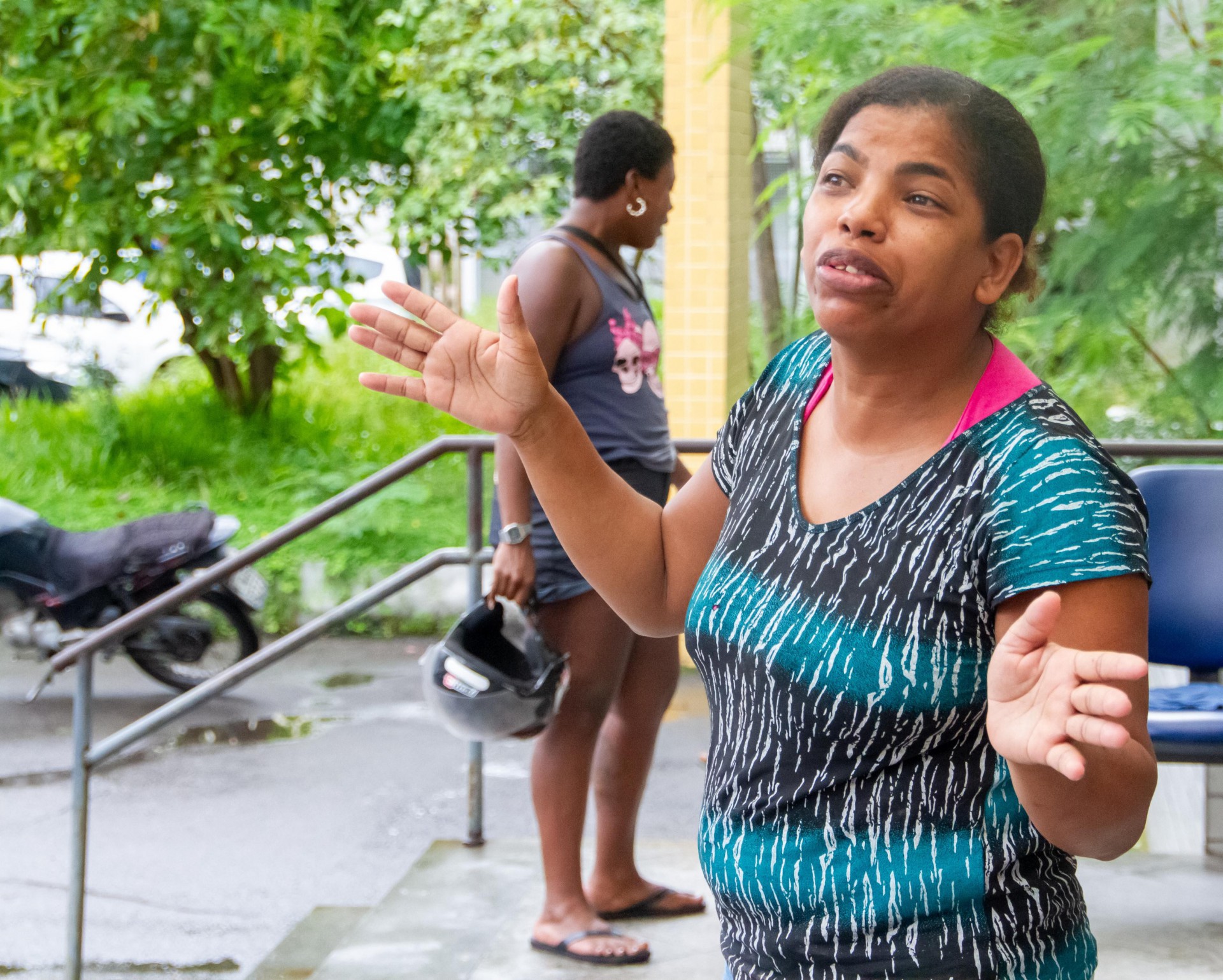 Movimentação no IML dos familiares do catador de lixo morto na CDD, zona oeste do Rio de Janeiro na manhã desta quinta-feira (05) após uma operação policial. Na foto, Denise Silva Ribeiro, 48 anos profissão serviços gerais, irmã do catador de recicláveis.  - Érica Martin/ Agência O Dia