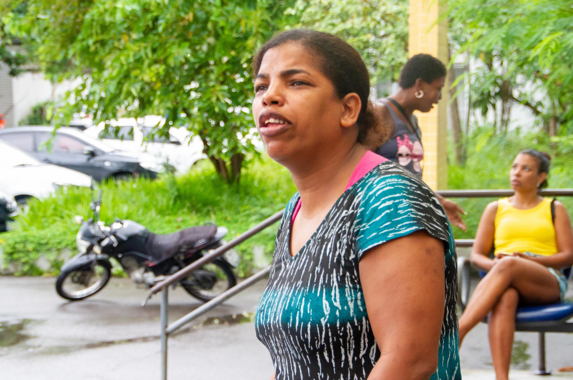 Movimentação no IML dos familiares do catador de lixo morto na CDD, zona oeste do Rio de Janeiro na manhã desta quinta-feira (05) após uma operação policial. Na foto, Denise Silva Ribeiro, 48 anos profissão serviços gerais, irmã do catador de recicláveis.  - Érica Martin/ Agência O Dia