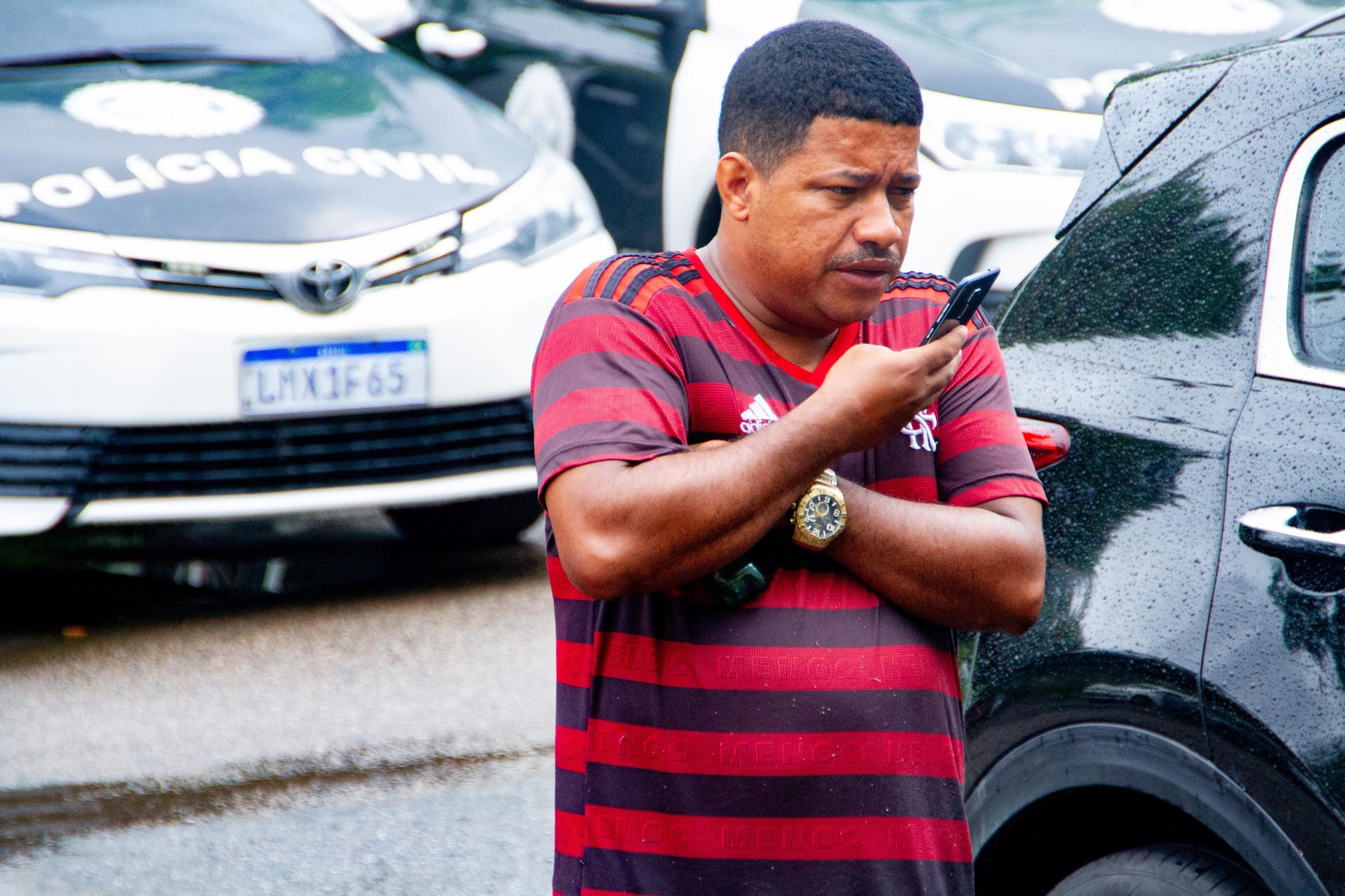 Movimentação no IML dos familiares do catador de lixo morto na CDD, zona oeste do Rio de Janeiro na manhã desta quinta-feira (05) após uma operação policial. Na foto, irmão da vítima. - Érica Martin/ Agência O Dia