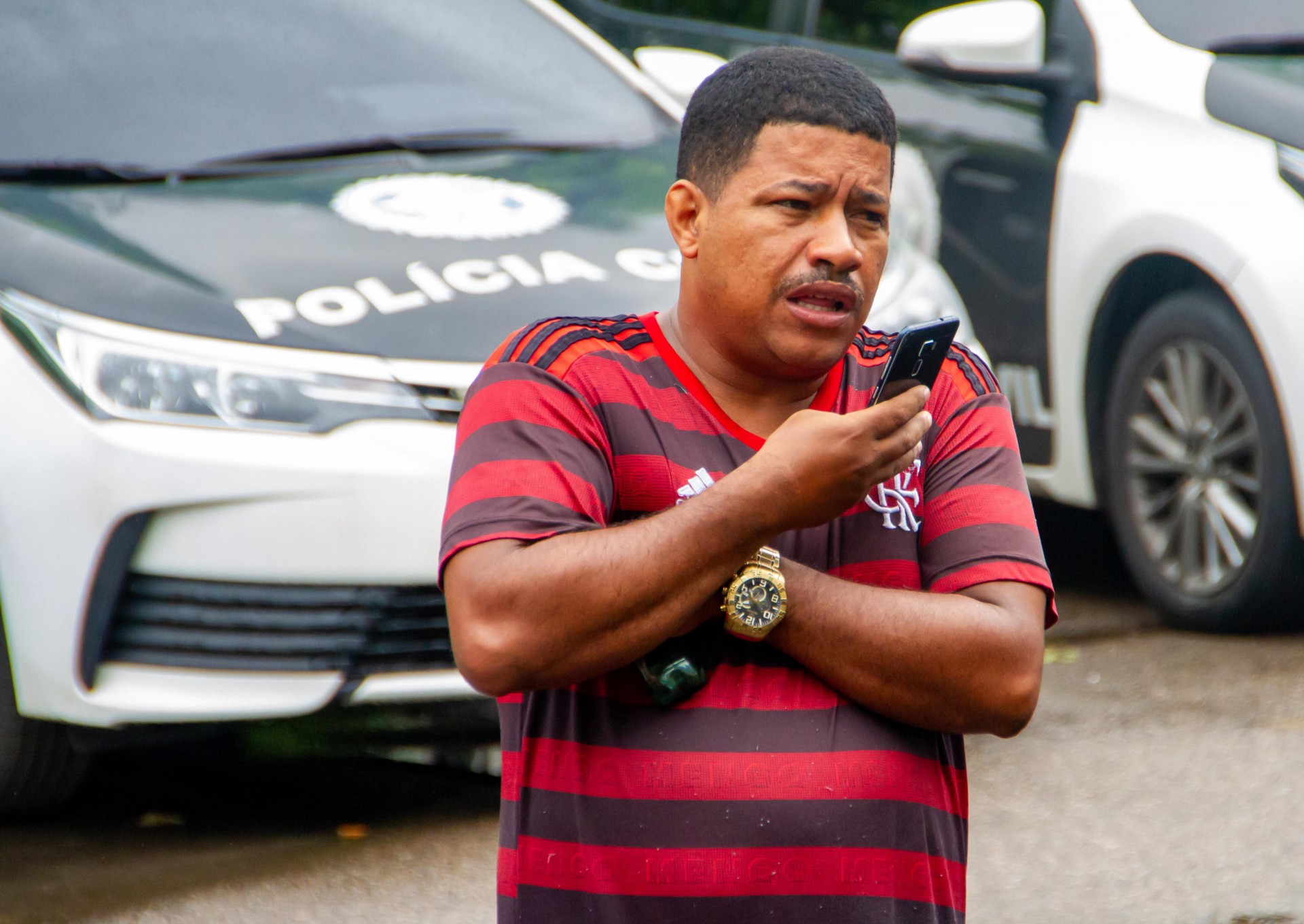 Movimentação no IML dos familiares do catador de lixo morto na CDD, zona oeste do Rio de Janeiro na manhã desta quinta-feira (05) após uma operação policial. Na foto, irmão da vítima. - Érica Martin/ Agência O Dia