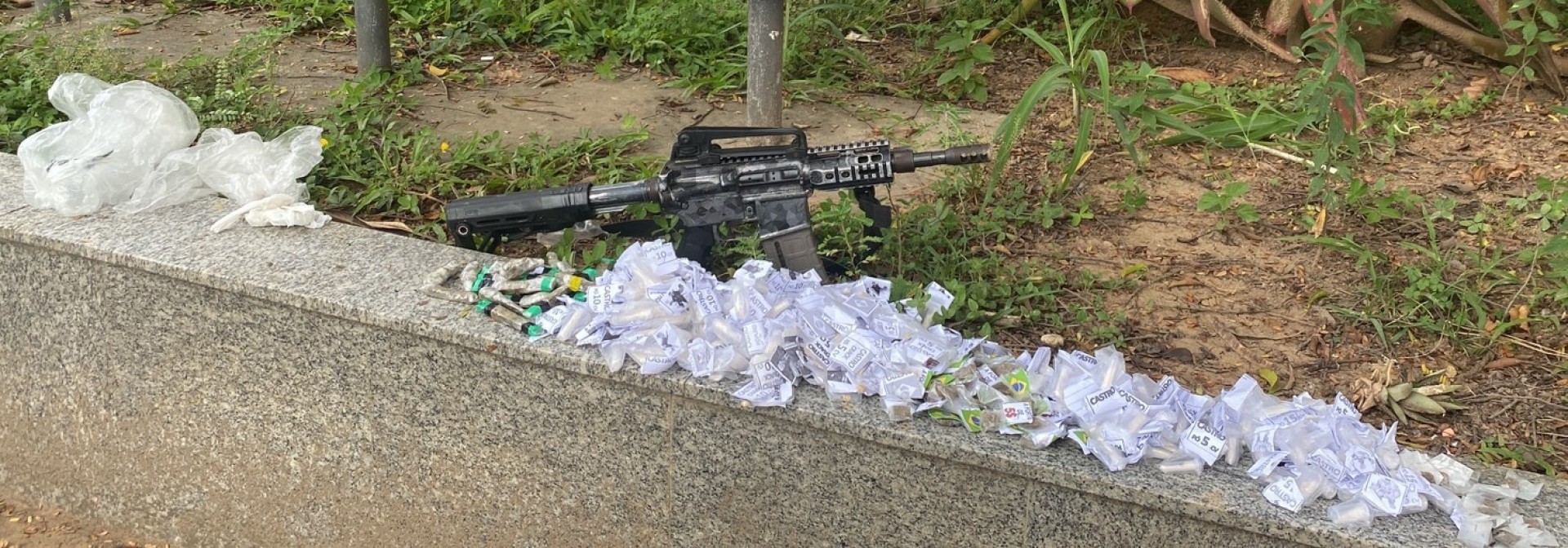 No Morro do Castro, houve apreensão de fuzil, carregador, munições, cocaína, pedras de crack e trouxinhas de maconha