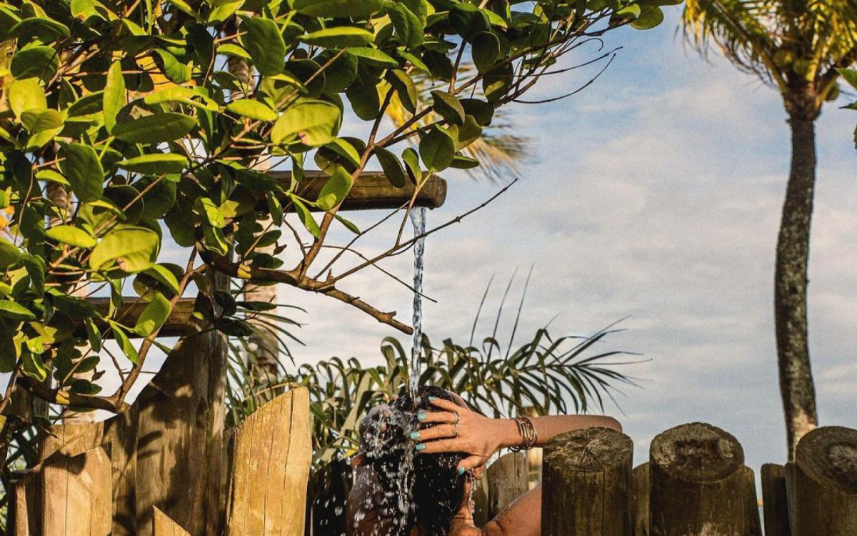 Luciana Gimenez aparece de topless e se despede de Trancoso