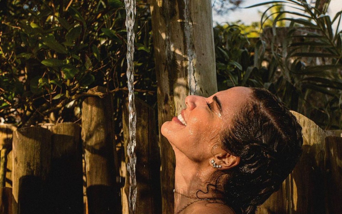 Luciana Gimenez aparece de topless e se despede de Trancoso