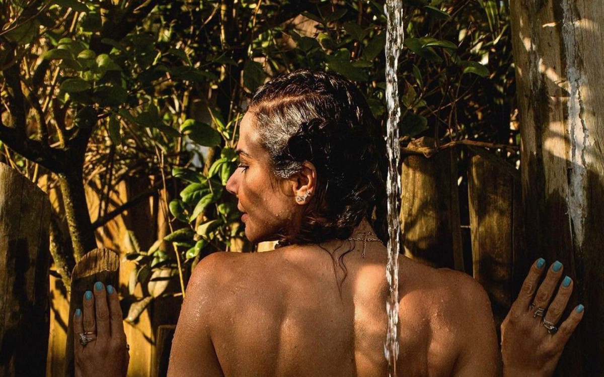 Luciana Gimenez aparece de topless e se despede de Trancoso