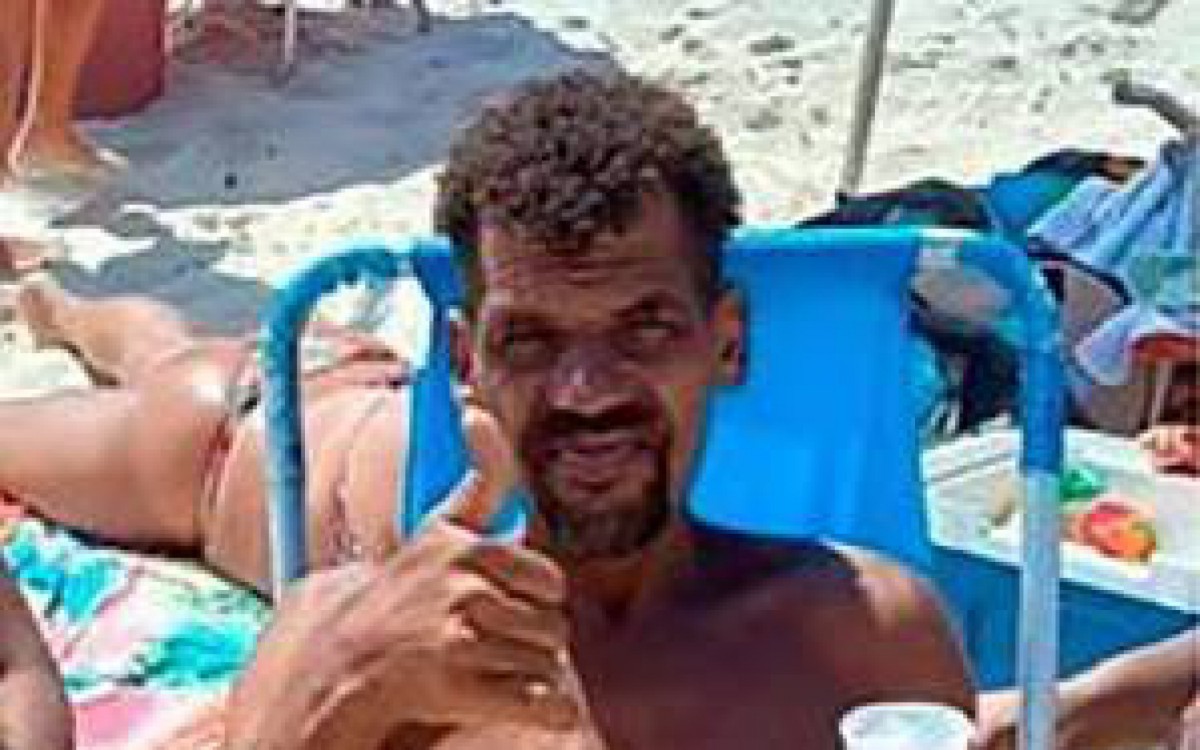 Dierson Gomes da Silva, 51 anos, estava segurando um pedaço de madeira quando foi baleado - Rede Social