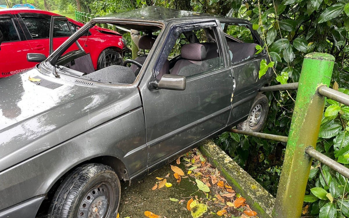 Um dos carros envolvidos no acidente atingiu a barreira de prote&ccedil;&atilde;o