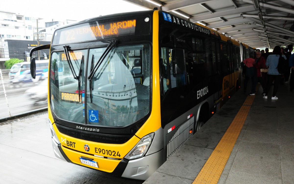 Entrega de 40 ônibus articulados para o sistema BRT pelo prefeito Eduardo Paes.  - Estefan Radovicz/ Agência O Dia                                                 