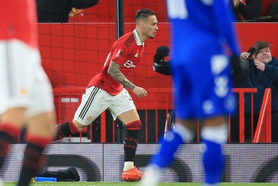 Com gol de Antony, Manchester United vence por 3 a 1 e elimina Everton na Copa da Inglaterra