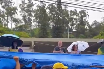 Vídeo: Prefeitura de BH desmonta acampamento bolsonarista após agressão a fotógrafo