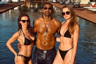 Ex-atleta anuncia que vive trisal com modelo e cantora