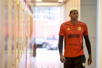 Após negociações melarem, Hugo Souza pode ser inscrito pelo Flamengo no Mundial