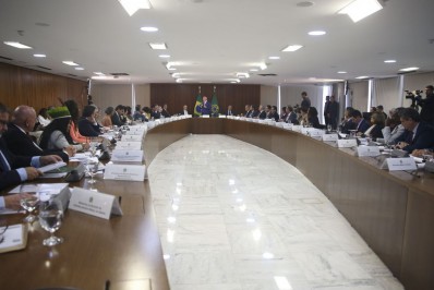 Lula proíbe entrada de celulares na primeira reunião com ministros