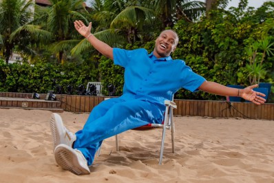 Thiaguinho lança a música 'Delirante' para celebrar a volta da 'Tardezinha'