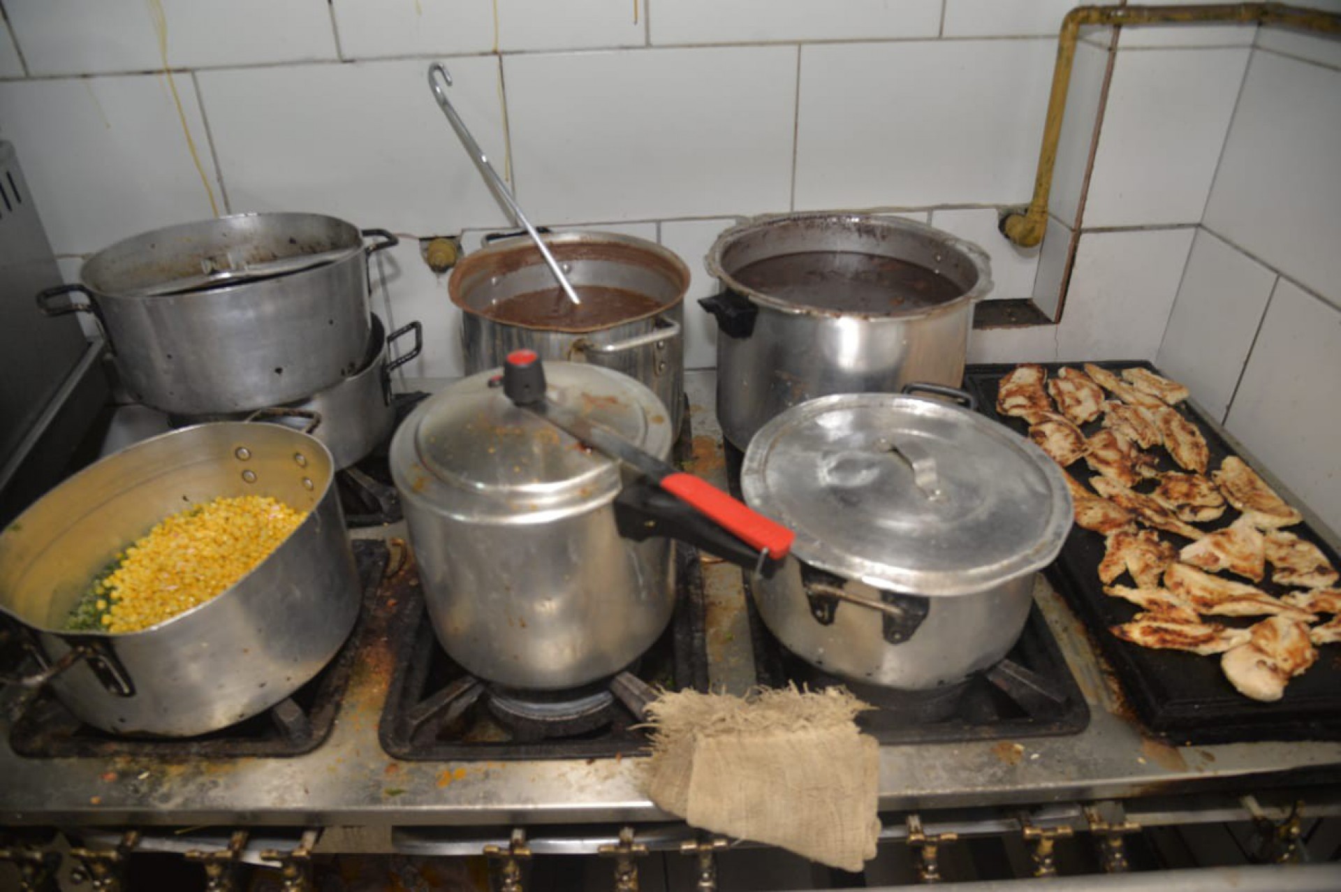 Estabelecimento no Leblon, Zona Sul, foi parcialmente interditado e multado - Fábio Costa / Secretaria de Ordem Pública