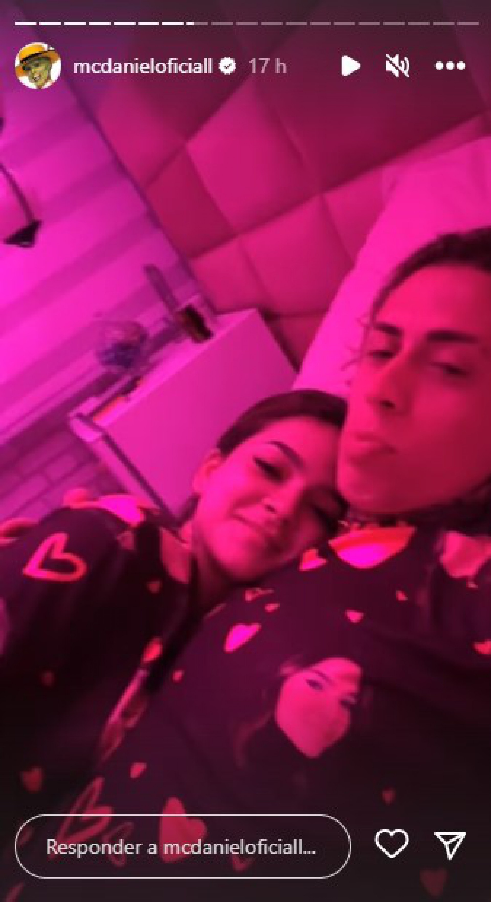 Mel Maia e Mc Daniel usam pijama estampado com o rosto um do outro - Reprodução Internet