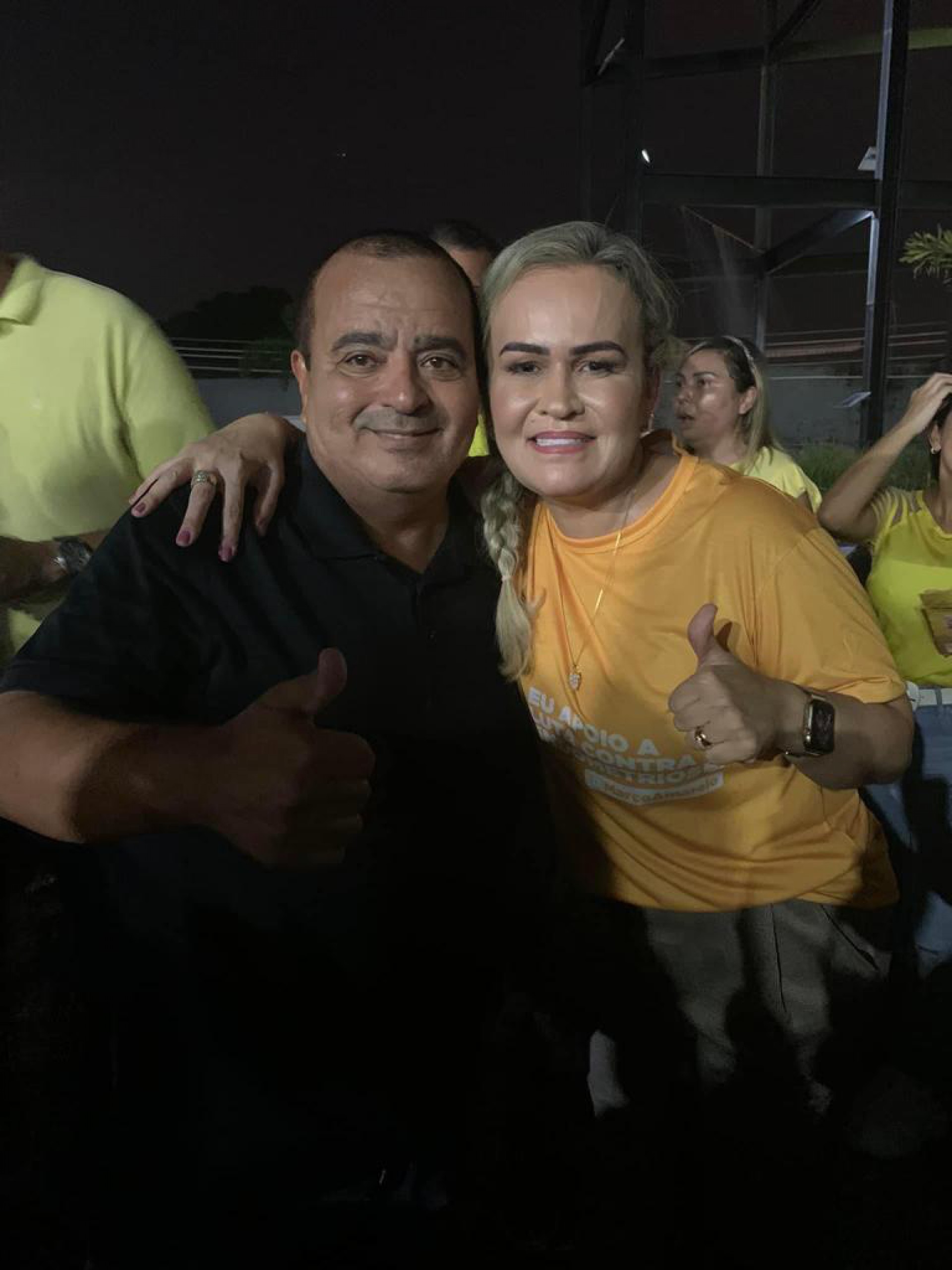 O presidente da Inocentes, Reginaldo Gomes, ao lado da ministra do Turismo, Daniela Carneiro, que sugeriu o tema sobre o empoderamento da mulher para o enredo da escola de samba em 2023  - Divulgação