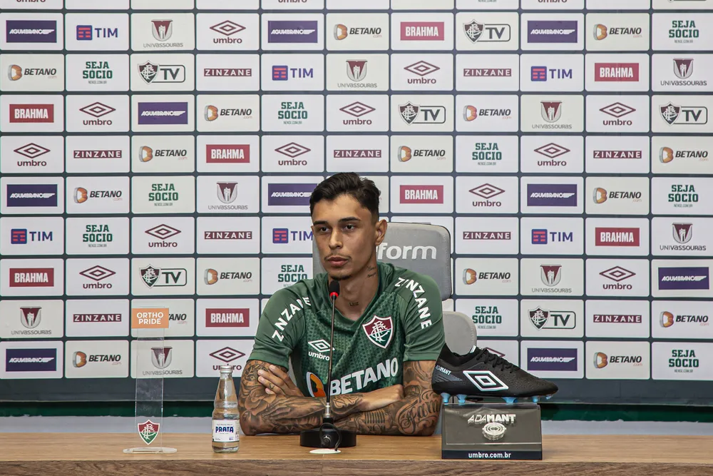 Vítor Mendes foi apresentado no Fluminense nesta sexta (6)