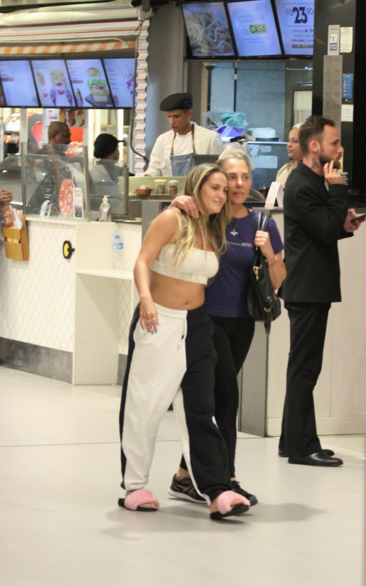 Heloisa P&eacute;riss&eacute; passeia com a filha, Lu&iacute;sa, em shopping do Rio