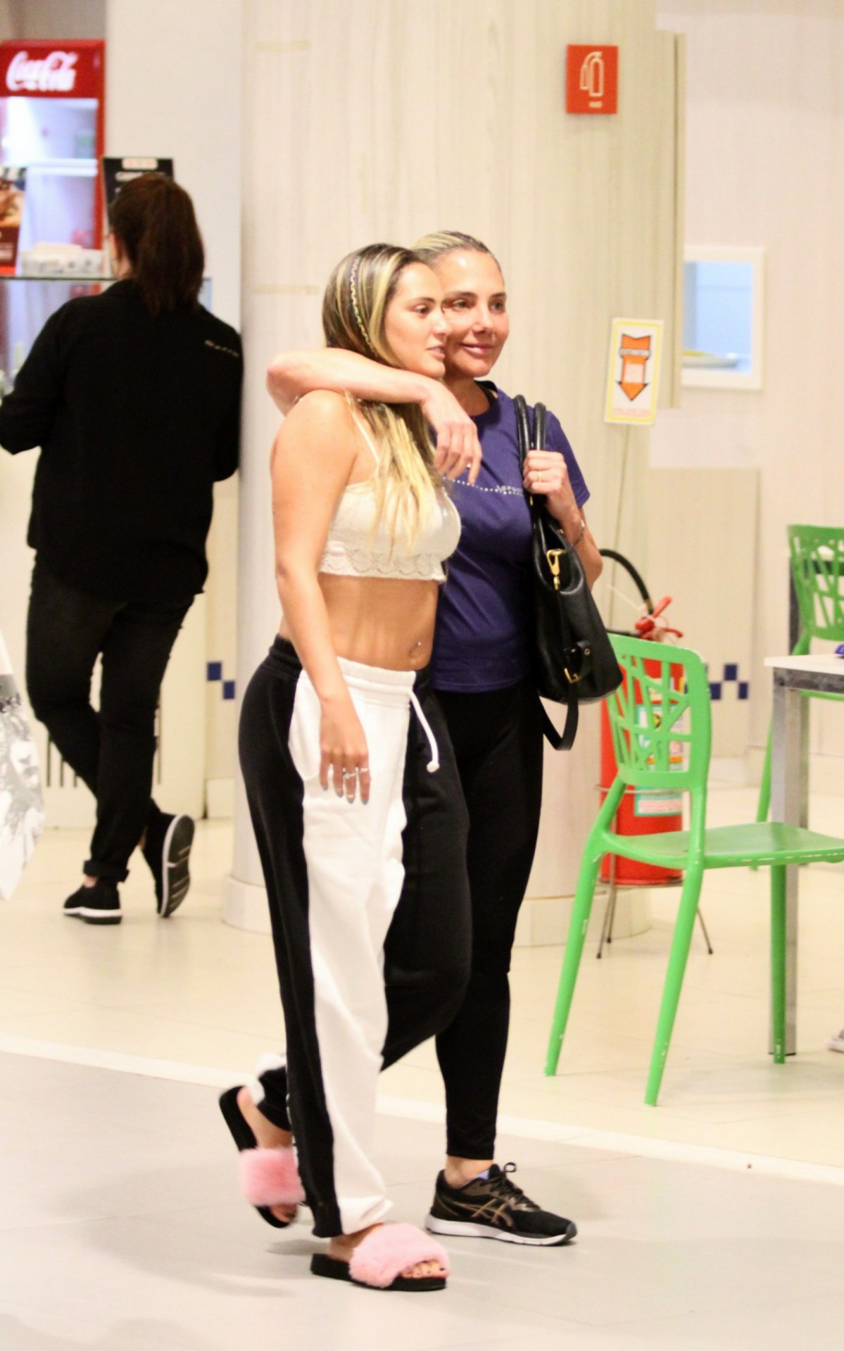 Heloisa P&eacute;riss&eacute; passeia com a filha, Lu&iacute;sa, em shopping do Rio