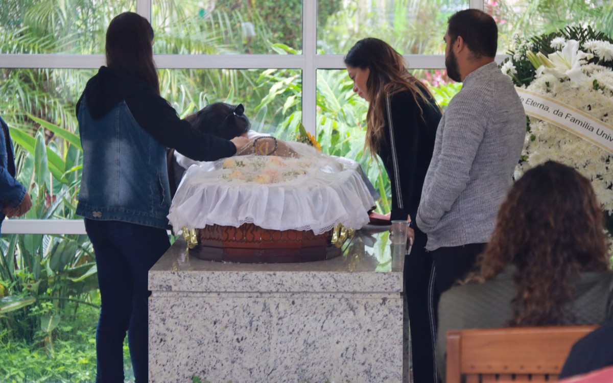 Amigos e familiares d&atilde;o o &uacute;ltimo adeus ao cantor Renatinho no cemit&eacute;rio Jardim da Saudade, em Guadalupe 