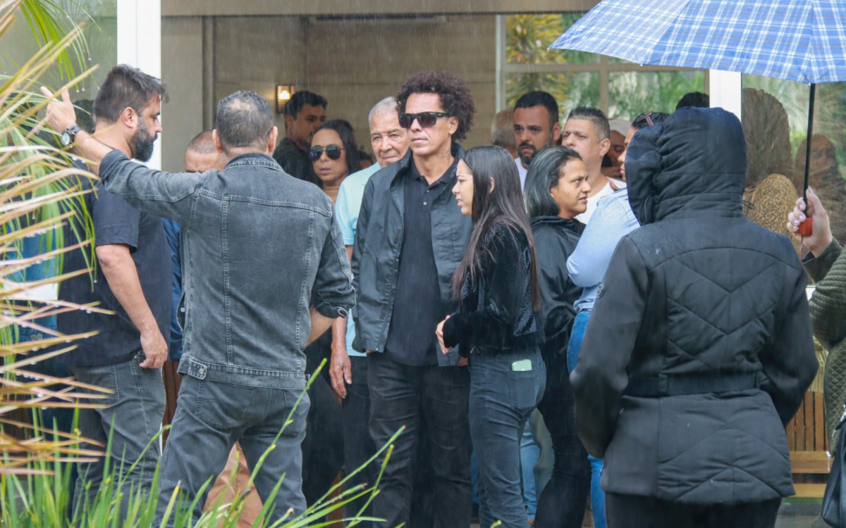Amigos e familiares d&atilde;o o &uacute;ltimo adeus ao cantor Renatinho no cemit&eacute;rio Jardim da Saudade, em Guadalupe 