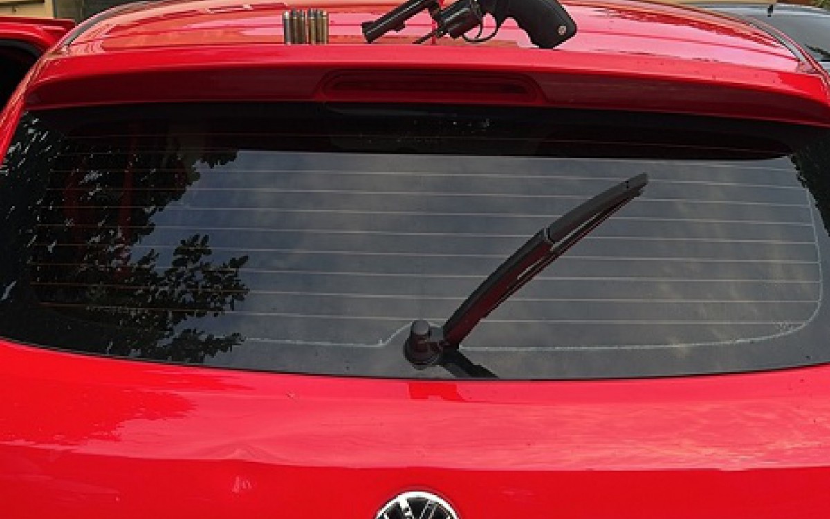 Os policiais militares ainda apreenderam um ve&iacute;culo VW Gol vermelho roubado