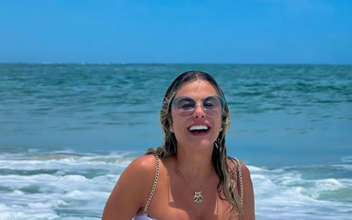 Poliana Rocha exibe o corpo escultural em clique de biquíni