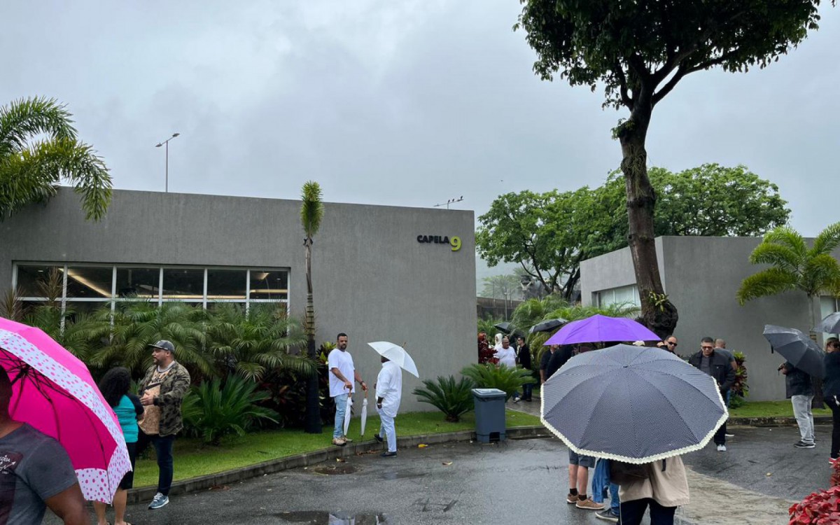 Amigos e familiares comparecem ao vel&oacute;rio de Renatinho, do Bokaloka, no cemit&eacute;rio Jardim da Saudade, em Guadalupe