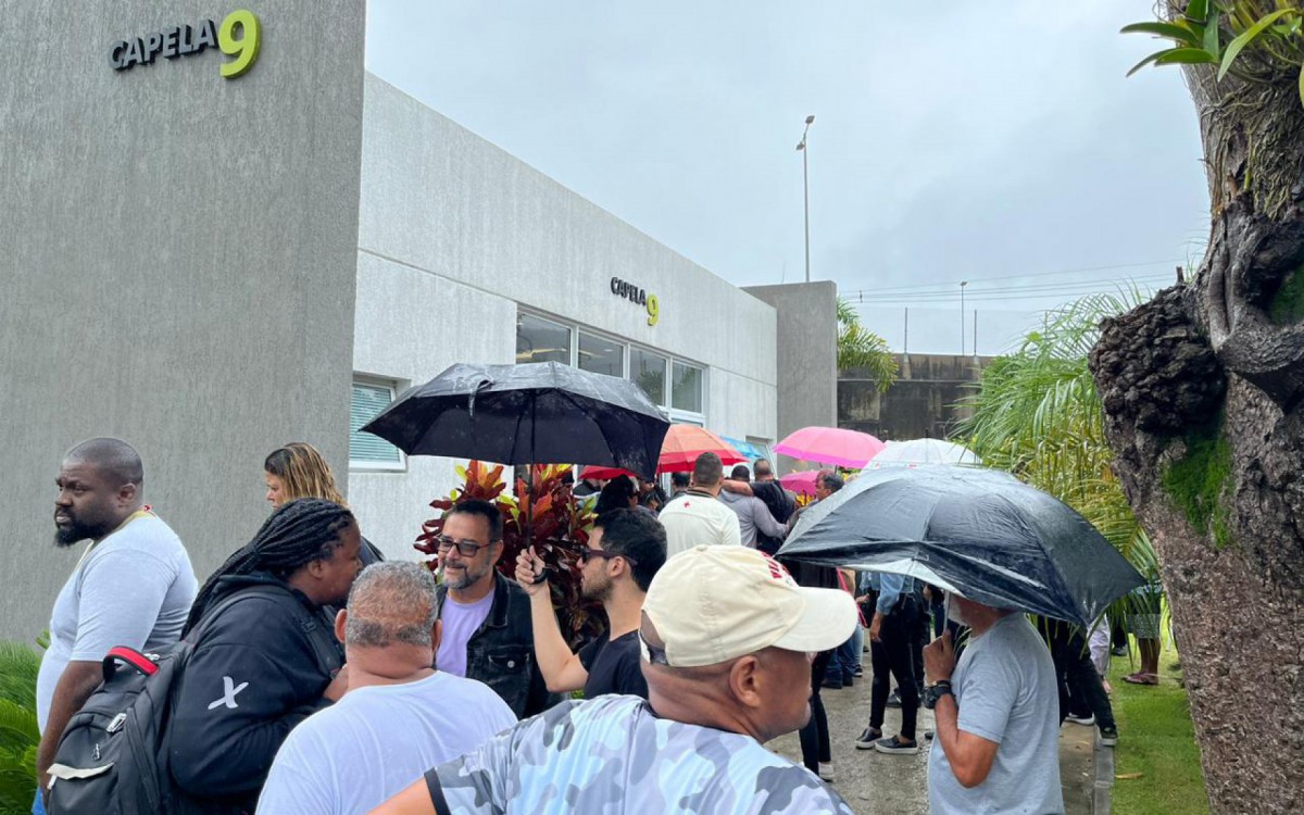 Amigos e familiares comparecem ao vel&oacute;rio de Renatinho, do Bokaloka, no cemit&eacute;rio Jardim da Saudade, em Guadalupe