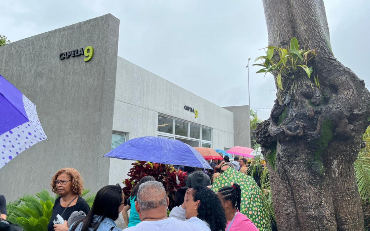 Amigos e familiares comparecem ao vel&oacute;rio de Renatinho, do Bokaloka, no cemit&eacute;rio Jardim da Saudade, em Guadalupe