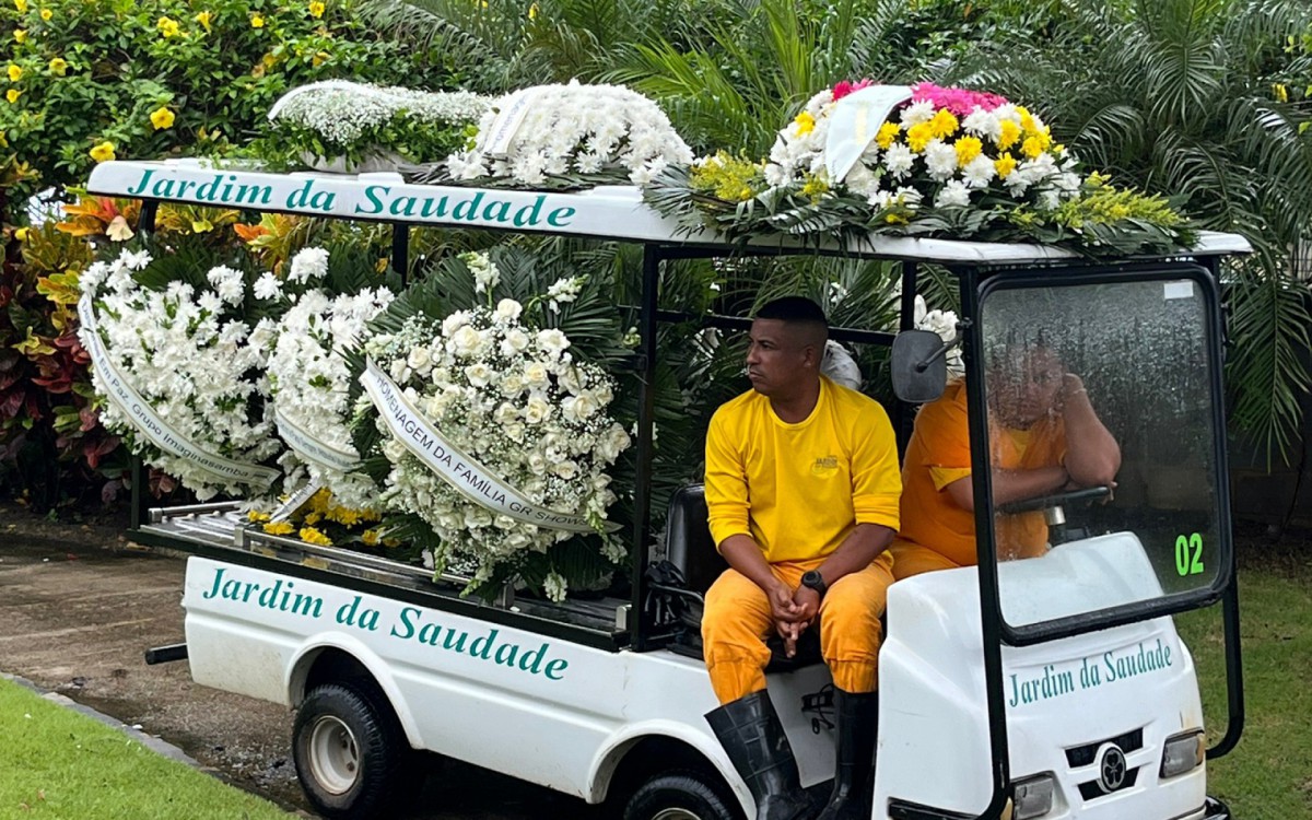 Corpo de Renatinho, do Bokaloka, &eacute; sepultado no cemit&eacute;rio Jardim da Saudade, em Guadalupe