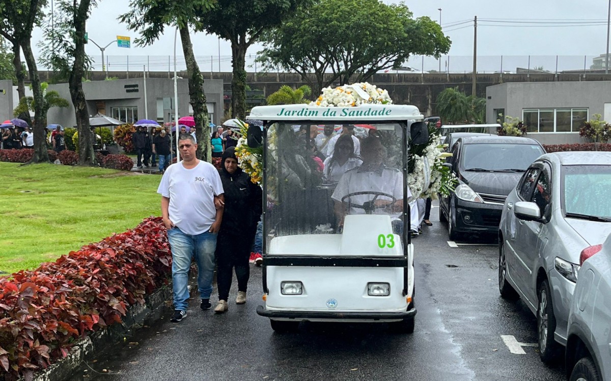 Corpo de Renatinho, do Bokaloka, &eacute; sepultado no cemit&eacute;rio Jardim da Saudade, em Guadalupe