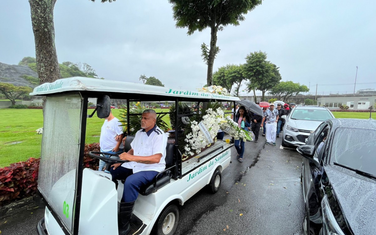 Corpo de Renatinho, do Bokaloka, &eacute; sepultado no cemit&eacute;rio Jardim da Saudade, em Guadalupe
