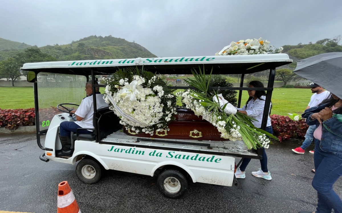 Corpo de Renatinho, do Bokaloka, &eacute; sepultado no cemit&eacute;rio Jardim da Saudade, em Guadalupe