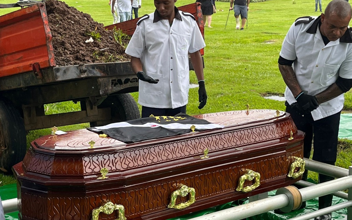 Corpo de Renatinho, do Bokaloka, &eacute; sepultado no cemit&eacute;rio Jardim da Saudade, em Guadalupe