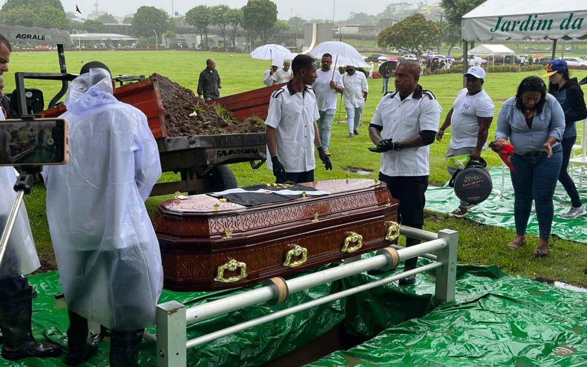 Corpo de Renatinho, do Bokaloka, &eacute; sepultado no cemit&eacute;rio Jardim da Saudade, em Guadalupe