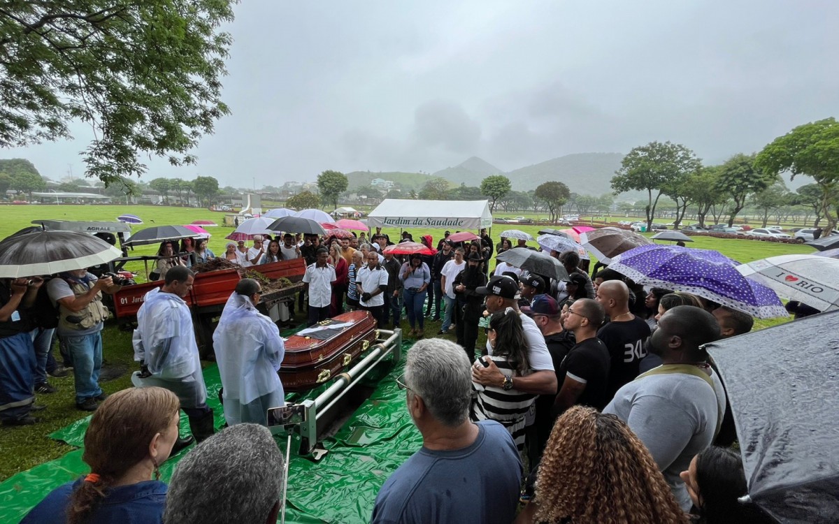 Amigos e familiares d&atilde;o o &uacute;ltimo adeus ao cantor Renatinho no cemit&eacute;rio Jardim da Saudade, em Guadalupe 