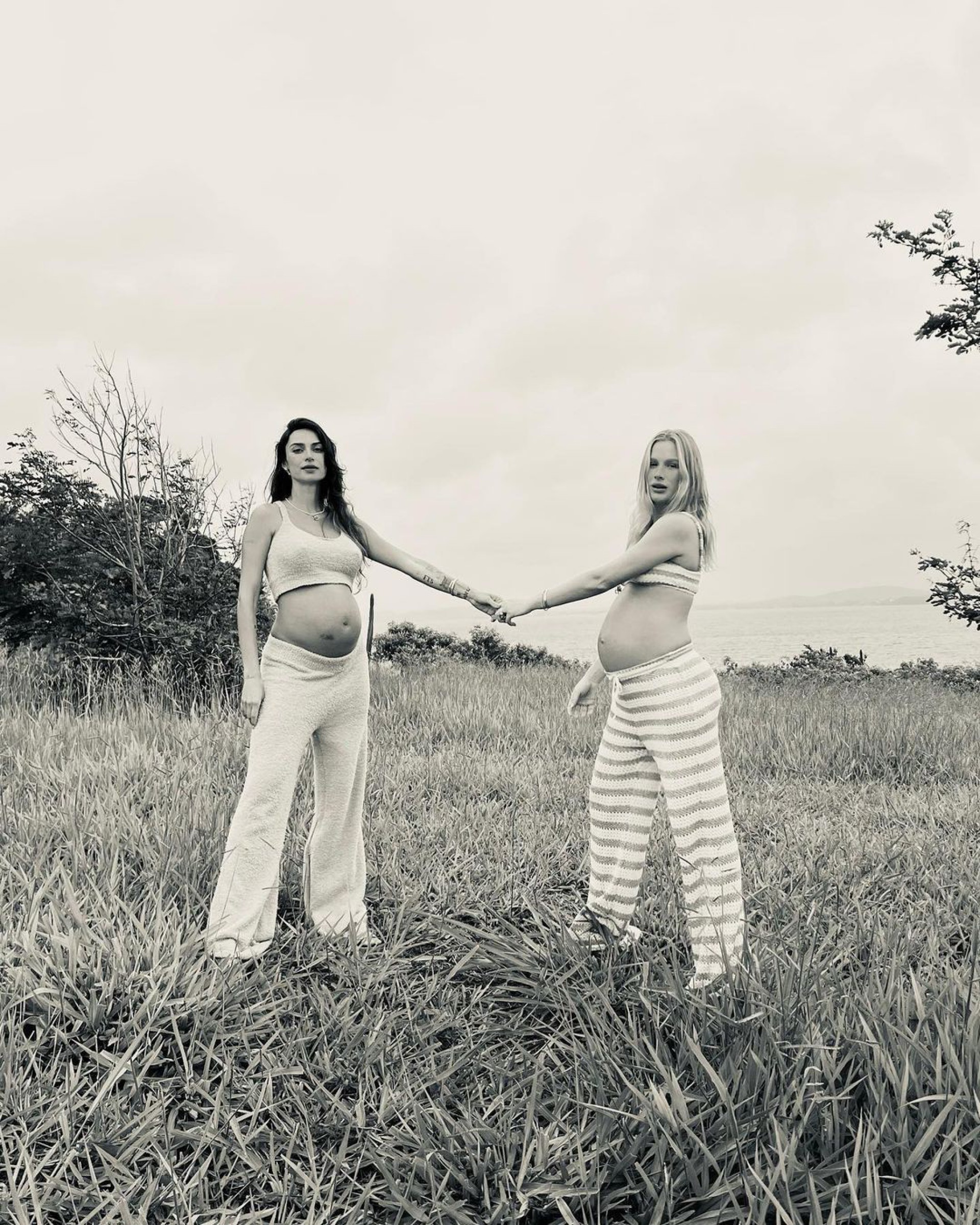 Thaila Ayala e Fiorella Mattheis posam mostrando as barrigas - Reprodução Internet